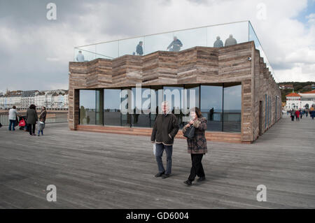 Il 1 maggio 2016. HASTINGS, EAST SUSSEX, Regno Unito. Il recentemente rinnovato Hastings Pier, dopo che è stato distrutto da un incendio nel 2010 Foto Stock