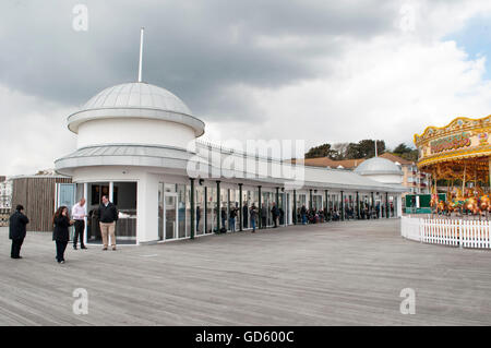 Il 1 maggio 2016. HASTINGS, EAST SUSSEX, Regno Unito. Il recentemente rinnovato Hastings Pier, dopo che è stato distrutto da un incendio nel 2010 Foto Stock