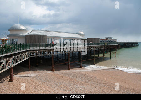 Il 1 maggio 2016. HASTINGS, EAST SUSSEX, Regno Unito. Il recentemente rinnovato Hastings Pier, dopo che è stato distrutto da un incendio nel 2010 Foto Stock