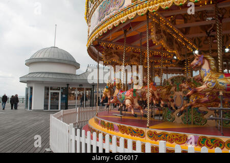 Il 1 maggio 2016. HASTINGS, EAST SUSSEX, Regno Unito. Il recentemente rinnovato Hastings Pier, dopo che è stato distrutto da un incendio nel 2010 Foto Stock