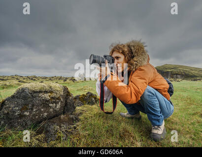 Turista femminile di scattare foto da, Orustuholl, Islanda Foto Stock