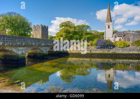 Glenarm (Irish: Valle dell'esercito). un villaggio risalente al periodo normanno insieme in una zona di conservazione, Irlanda del Nord Foto Stock