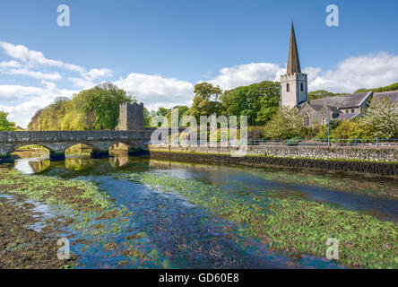 Glenarm (Irish: Valle dell'esercito). un villaggio risalente al periodo normanno insieme in una zona di conservazione, Irlanda del Nord Foto Stock