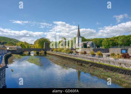 Glenarm (Irish: Valle dell'esercito). un villaggio risalente al periodo normanno insieme in una zona di conservazione, Irlanda del Nord Foto Stock