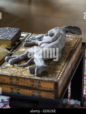 Spooning Lady-Hare e lurcher bozzetti Sophie Ryder su un decorativo casella del backgammon Foto Stock