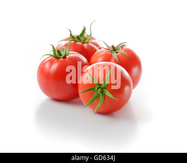 Pomodori rossi freschi isolati su sfondo bianco Foto Stock