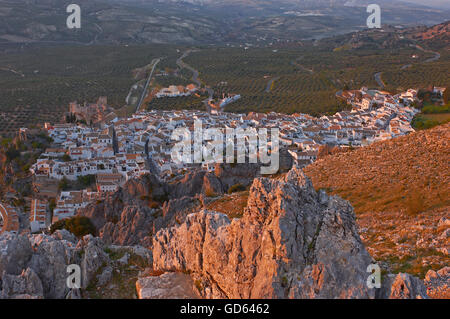 Zuheros, Castello, Sierra de la Subbetica, Cordoba, Andalusia, Spagna Foto Stock