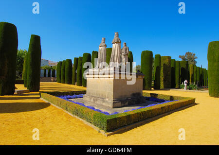 Statue della Regina Isabel, re Fernando e Cristoforo Colombo nei giardini dell'Alcazar dei Re Cattolici, Cordoba, Andalusia, Spagna Foto Stock