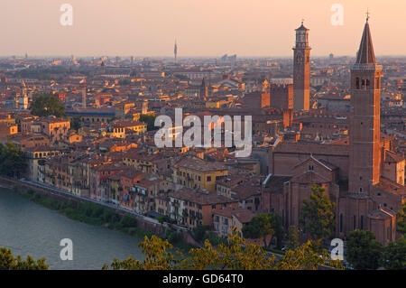 Verona, chiesa di Santa Anastasia, Torre dei Lamberti, fiume Adige, Torre de Lamberti, Veneto, Italia, Europa Foto Stock