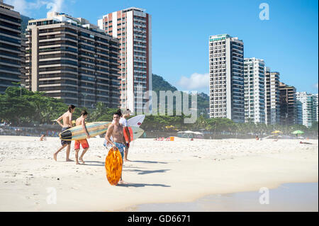 RIO DE JANEIRO - MARZO 19, 2016: un gruppo di giovani surfisti brasiliano a piedi lungo la costa di São Conrado Beach. Foto Stock