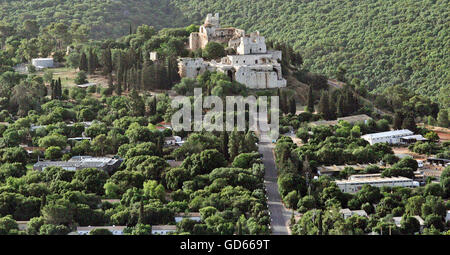 Vista aerea di Khirbat Jiddin (lit. 'Le Rovine di Jiddin') castello crociato a Yehi'am fortezza Parco Nazionale, Israele Foto Stock