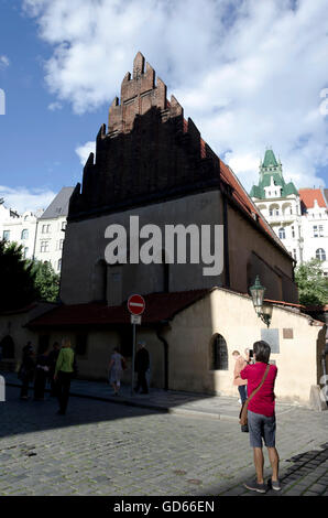 Sinagoga Vecchia-Nuova in il quartiere ebraico (Josefov) nel centro di Praga (Praha) nella Repubblica Ceca. Foto Stock