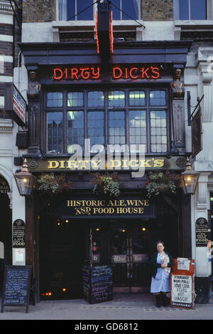 Dirty Dick's pub. Londra. In Inghilterra. Regno Unito. Circa ottanta Foto Stock