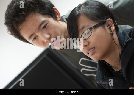 Gli studenti stranieri che studiano a Pestalozzi Villaggio Turistico Internazionale in Sedlescombe, East Sussex. In Inghilterra. Regno Unito Foto Stock