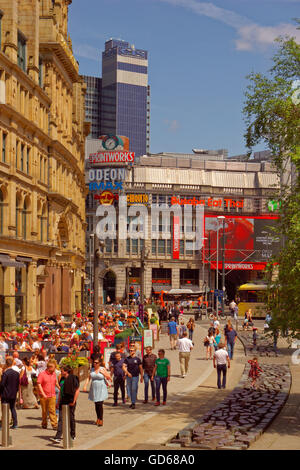 Exchange Square Manchester con Corn Exchange e il complesso Printworks in background. Greater Manchester, Inghilterra Foto Stock