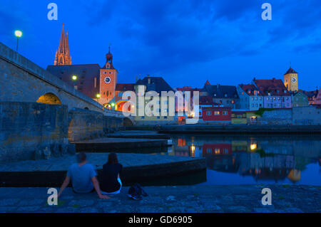 Ratisbona, la Cattedrale di San Pietro, il ponte di pietra, Bruecktor gate, il fiume Danubio, il Palatinato Superiore, Baviera, Germania Foto Stock