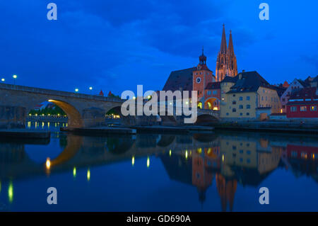 Ratisbona, la Cattedrale di San Pietro, il ponte di pietra, Bruecktor gate, il fiume Danubio, il Palatinato Superiore, Baviera, Germania Foto Stock