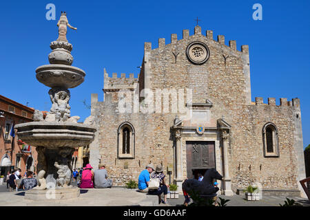 Fontana barocca e il Duomo (Cattedrale di San Nicolo) in Piazza del Duomo - Taormina, Sicilia, Italia Foto Stock