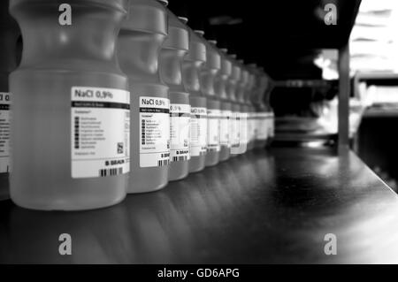 Blackandwhite,adorabili,waldisputninsphotography,geometria,abstract,l'arte,moody,creative,prospettiva,medicina,medicalequipmen,NaCl Foto Stock