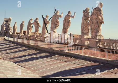 13 statue in travertino di Cristo, san Giovanni Battista e di undici apostoli sopra la facciata della Basilica di San Pietro Roma Lazio Italia Europa Foto Stock