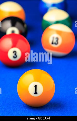Diversi punti di vista palle da biliardo su un blu tavolo da biliardo. Foto Stock