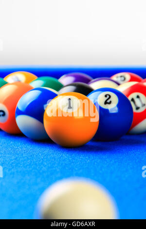 Diversi punti di vista palle da biliardo su un blu tavolo da biliardo. Foto Stock