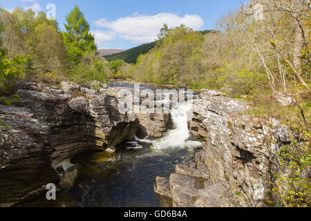 Il fiume Moriston cade sul ponte di Invermoriston Scozia destinazione turistica scozzese bella giornata estiva Foto Stock