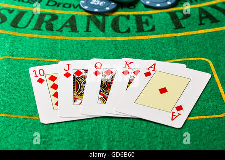 Royal Straight Flush con poker chips. L'immagine orizzontale. Foto Stock