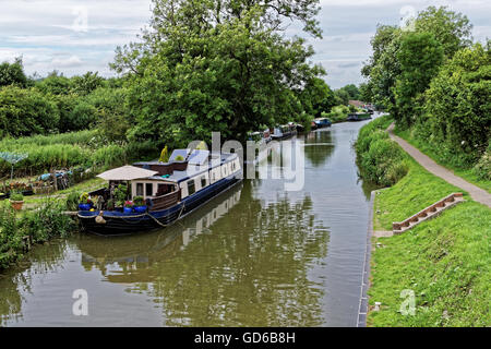 Houseboat sul Kennet and Avon Canal a grande Bedwyn vicino a Hungerford Wilts Foto Stock