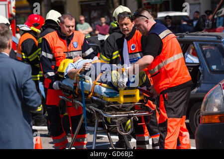 PEZINOK, Slovacchia - 8 Maggio 2016: volontario vigili del fuoco di partecipare a un veicolo dimostrativo extrication in Pezinok, Slovacchia Foto Stock