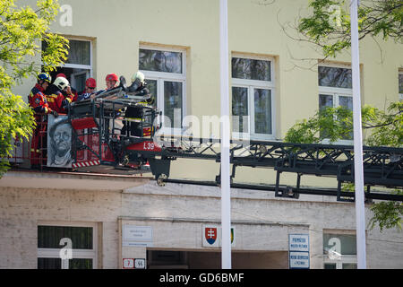 PEZINOK, Slovacchia - 8 Maggio 2016: Formazione esercizio volontario dei vigili del fuoco durante la missione di salvataggio in Pezinok, Slovacchia Foto Stock