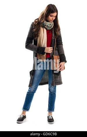 Ragazza in maglione a strisce di rivestimento. Borsa marrone e blu jeans. Cappotti alla moda e accessori. Borsetta in pelle di qualità superiore. Foto Stock