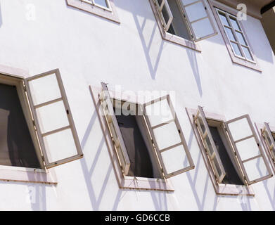 Le pareti bianche e le finestre aperte Ljubljana, Slovenia Foto Stock