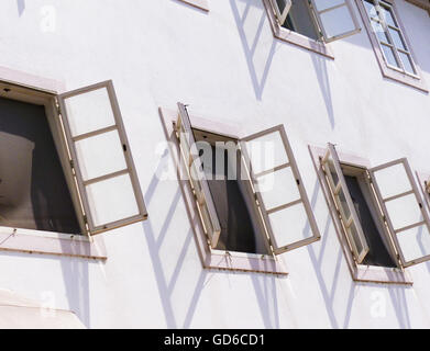 Le pareti bianche e le finestre aperte Ljubljana, Slovenia Foto Stock