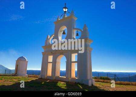 A Alajar, campanile al Arias Montano rock, della Sierra de Aracena e Picos de Aroche parco naturale, Huelva, Andalusia, Foto Stock