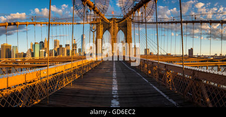 Il Ponte di Brooklyn a New York City è uno dei più antichi ponti di sospensione negli Stati Uniti Foto Stock