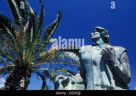 Una statua di Cristoforo Colombo nel villaggio sull'isola di Porto Santo e ot le Isole Madeira nell'Oceano Atlantico del Por Foto Stock