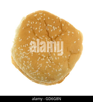 Vista dall'alto di un singolo di sesamo seminate hamburger bun isolato su uno sfondo bianco. Foto Stock