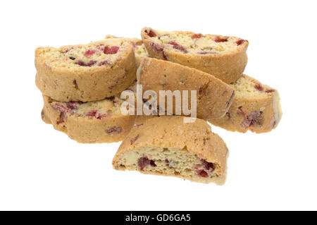 Vari biscotti con mirtilli e mandorle immersi nel cioccolato bianco isolato su uno sfondo bianco. Foto Stock