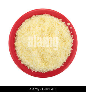 Vista dall'alto di una piccola ciotola riempita con pecorino romano grattugiato formaggio isolato su uno sfondo bianco. Foto Stock