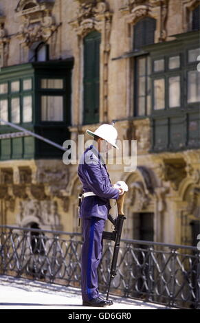 Una cerimonia dell'esercito sulla Piazza San Gorg nella città vecchia di La Valletta a Malta in Europa. Foto Stock