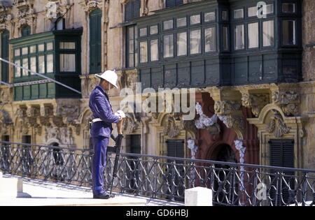 Una cerimonia dell'esercito sulla Piazza San Gorg nella città vecchia di La Valletta a Malta in Europa. Foto Stock