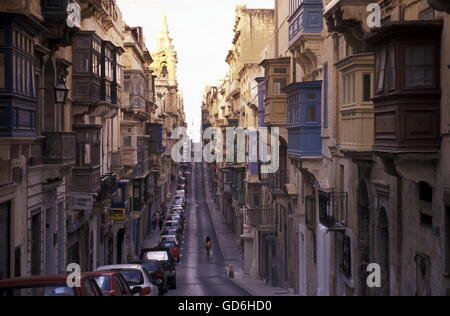 Una piccola strada nel centro della parte vecchia della città di La Valletta sull isola di Malta nel Mar Mediterraneo in Europa. Foto Stock