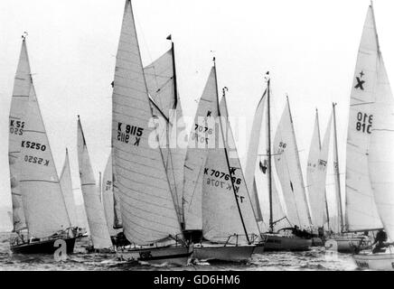 AJAX NEWS FOTO. 10 luglio, 1982. PLYMOUTH,Inghilterra. - BINATONE ROUND BRITAIN RACE - monoscafo JOSTLE per posizione presso la linea di partenza. Foto:JONATHAN EASTLAND/AJAX REF;YAR BINATONE RBR 1982 Foto Stock