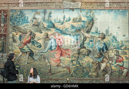 Arazzo di parete nella sala grande del re Enrico VIII presso il palazzo reale di Hampton Court, Londra, Inghilterra. Foto Stock