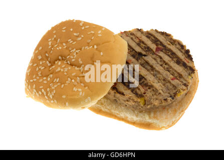 Un aperto di fronte hamburger vegetariano in un panino isolato su uno sfondo bianco. Foto Stock