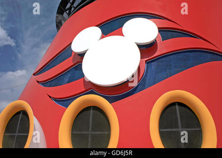 Nassau, Bahamas. Febbraio 2, 2007. L'imbuto della Disney Wonder. Disney Cruise Line Mickey logo sagomato. Lucy Clark/Alamy Live Foto Stock