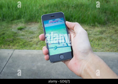 Bangkok, Tailandia - 12 Luglio 2016 : Apple iPhone5s tenuto in una mano che mostra il suo schermo con Pokemon Go. Foto Stock