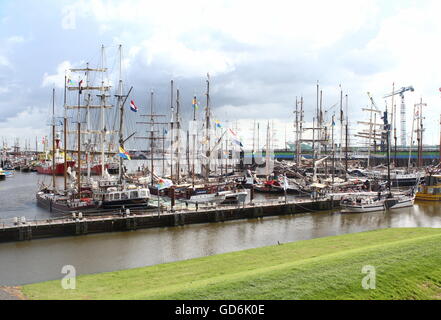 Un assortimento di velieri ormeggiati a Delfzijl Harbour, Paesi Bassi durante il mese di luglio 2016 veliero caso 'Delfsail' Foto Stock