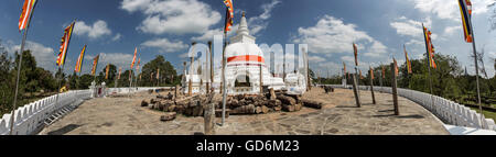 Thuparamaya dagoba in Anuradhapura. Si tratta di un buddista sacro luogo di venerazione, considerato il primo stupa in Sri Lanka Foto Stock